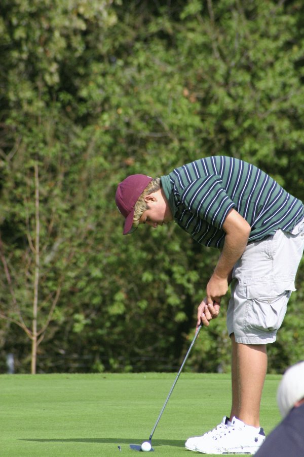 cg052Daniel sets up the putt.jpg 110.4K